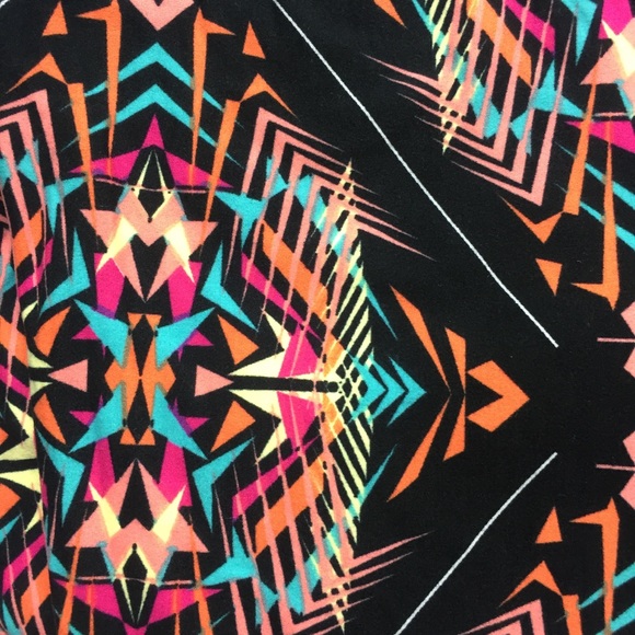 Plus black multicolor geometric design leggings - Picture 2 of 2